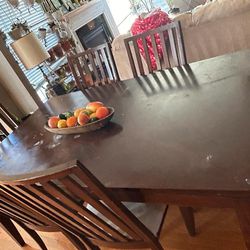 Wooden dining table with 6 chairs in Very good condition 