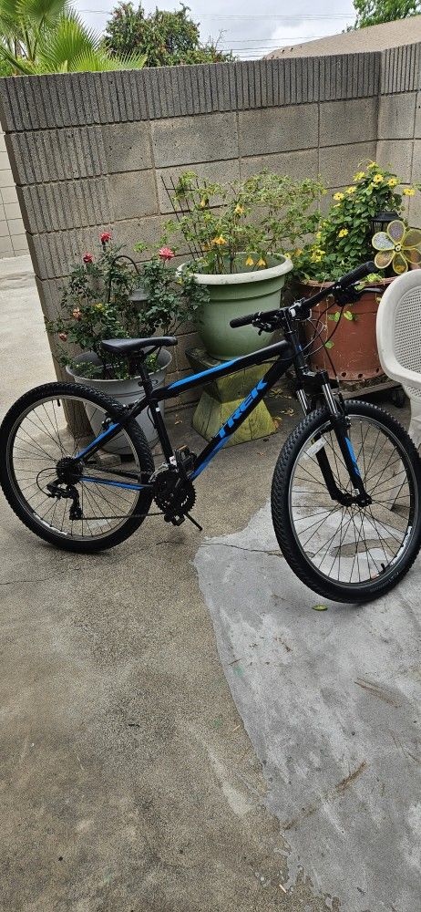 Trek 820 Mountain Bike Medium Frame