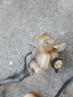 2005 Ford escape reservoir