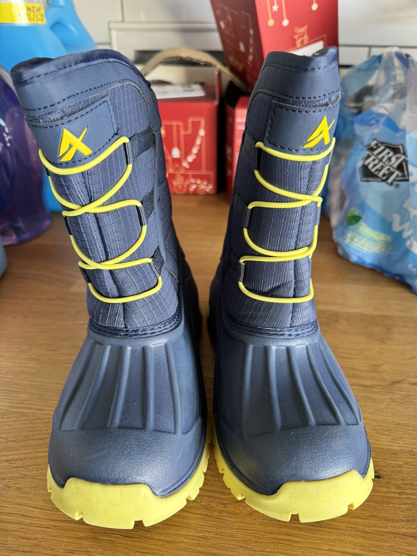 Toddler Snow Boots & Gloves - Size: 5T