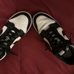 NIKE DUNKS SB - LOW SIZE 9 BLACK & WHITE