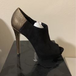 Nine West Boot  Black And Gold With Open Toe Size  8 1/2