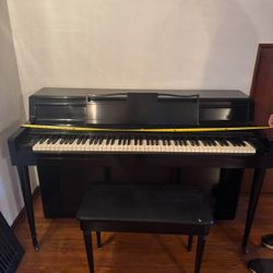 Selling a beautiful Wurlitzer spinet piano 