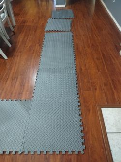30 pieces of interlocking Fom Mats grey Color,,30 Piezas De pisosarmable de 24  X 24 cada uno   $ 40 por Todo 