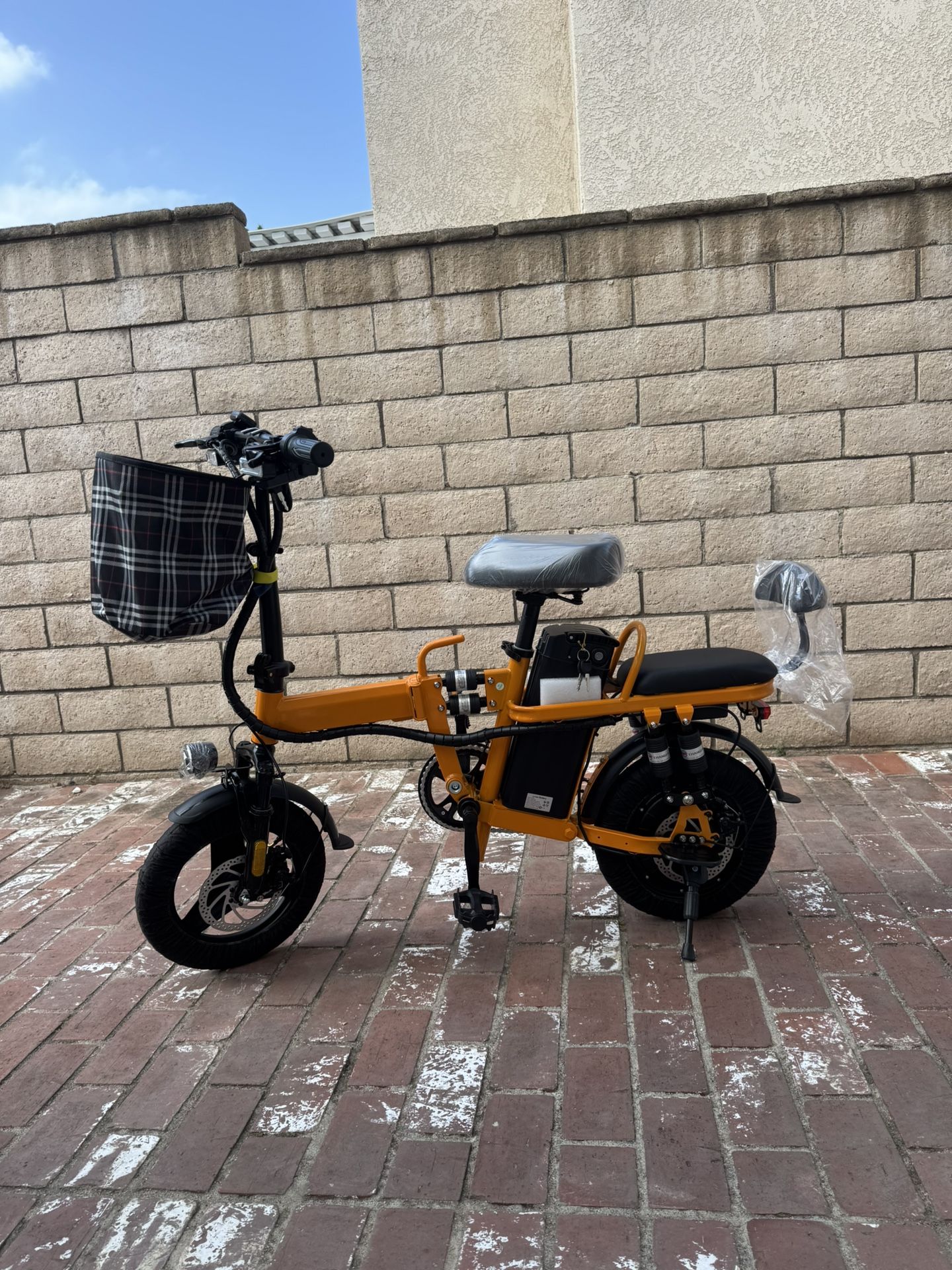 Folding electric bicycle