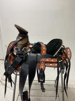 Montura charra de cuero con fuste forrado de cuero natural