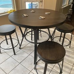 Counter Height Table w Swivel Stools 