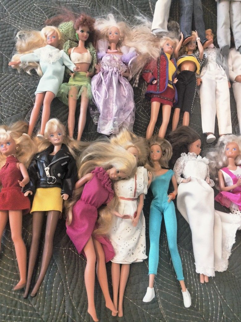 29 Vintage Barbies And Clothes