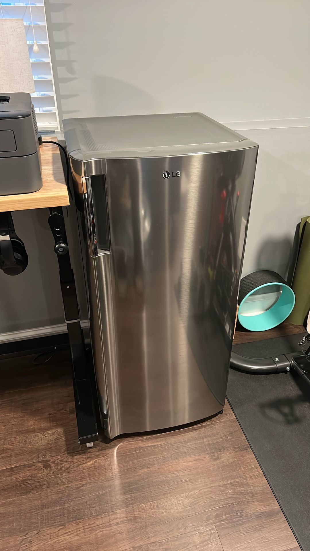 LG Mini Fridge 45 Inch H x 21 Inch D x 21 Inch L