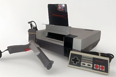 VTG 1985 Original NES Nintendo System Console + Zapper + Controller+ 2 Games