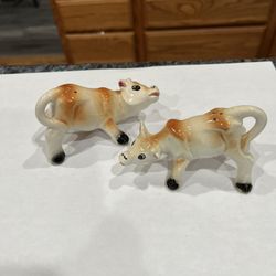 Vintage Ceramic cow pair of salt and pepper shakers.  Size approximately 3 1/2 inches long and 2 inches tall.  Preowned with cork stoppers.  Some mino