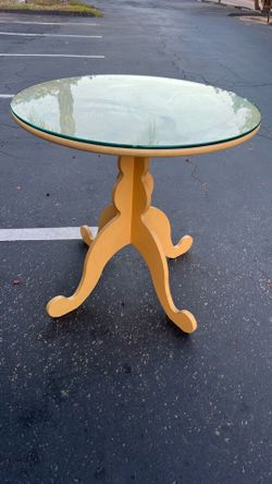 Round Pedestal Table with glass top protector