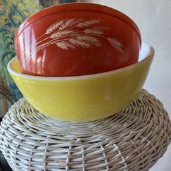 Vintage Pyrex bowls