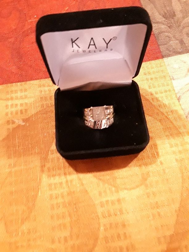 Bendo anillo de matrimonio esta nuevo, es de Kay jewelers...con todo y papeles, precio original 3,000 y lo doy en 800