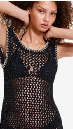 Bodycon sleeveless mini dress in a sequined hole knit with a crocheted look. Slightly A-line silhouette with a deep, round neckline, low-cut back and