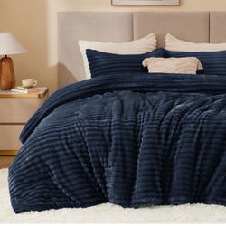 BEDELITE Fleece King Comforter Set -Super Soft & Warm Fluffy Navy Blue Bedding, Luxury Fuzzy Heavy Bed Set for Winter with 2 Pillow Cases 