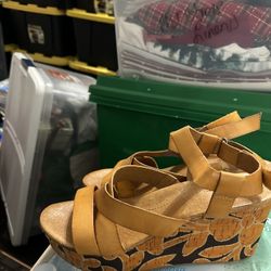 9 1/2 Wide Sandal/heels 