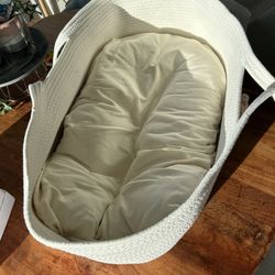 Basket with snuggle me (no original)