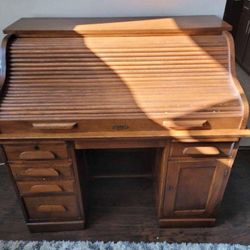 Pretty, roll top desk. Compartments. Local PU or FREE del w/i 80 mi