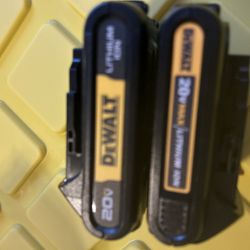 2 batteries dewalt 