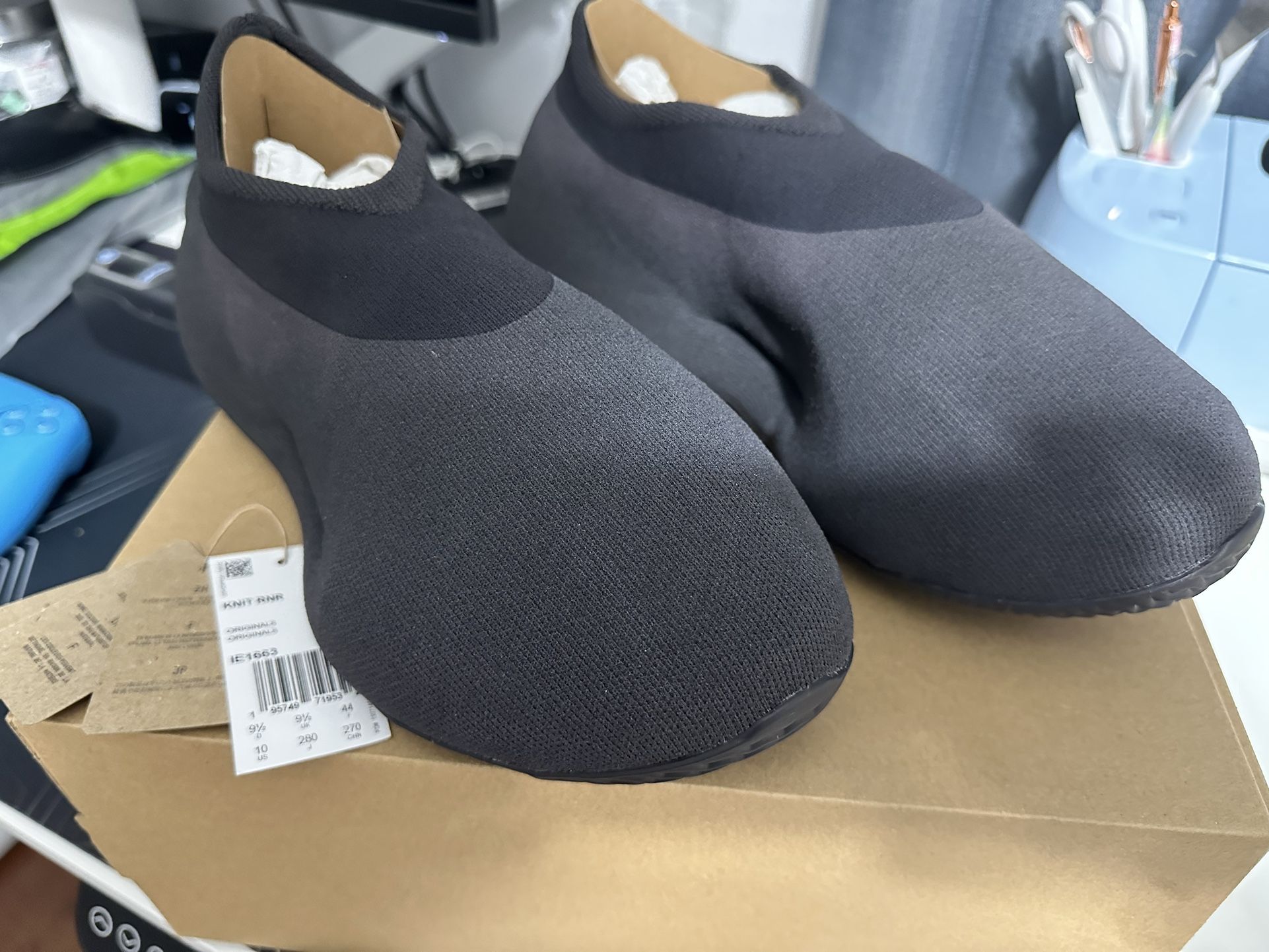 Yeezy knit runner size 10 All Black Onyx