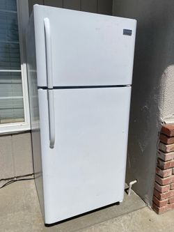 Frigidaire 30” Top Freezer Refrigerator