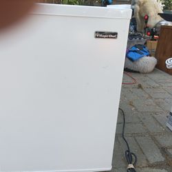 Magic Chef Mini Refrigerator 2.7 Cubic Feet