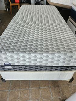 Twin XL Size Bed
Good conditions
Gel Memory Foam,
240 dlls free delivery
