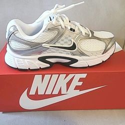 Size 8.5 women’s Nike V5 RNR Summit White Blue Tint 