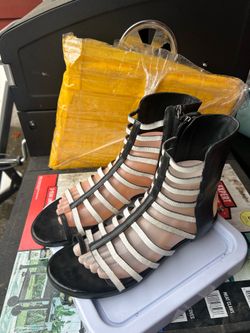 Kenneth Cole Women’s Black and White Strappy Gladiator Sandals Size 8.5M