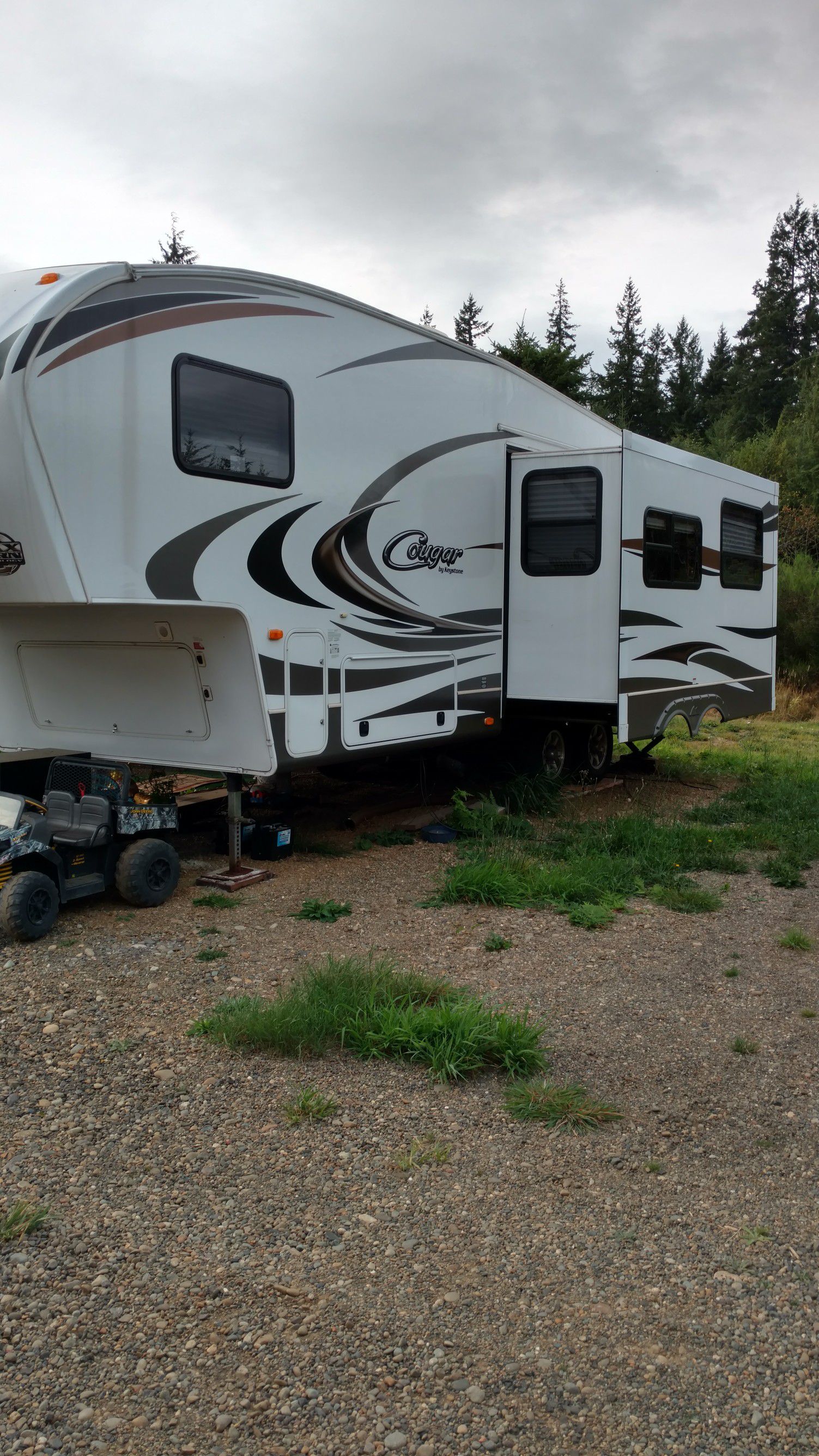 2013 31ft fifth wheel, one owner, like new