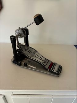 DW 9000 bass drum pedal