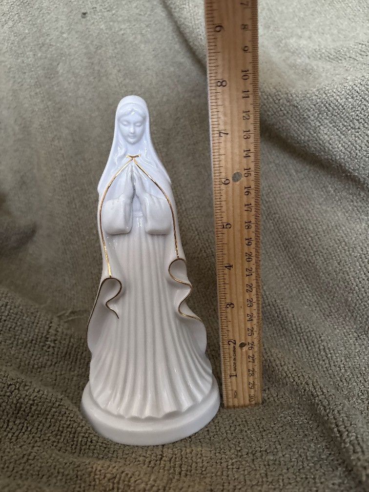 Madonna Musical Figurine W/Gold Trim And Shamrocks. Plays The Jewel Of The Madonna