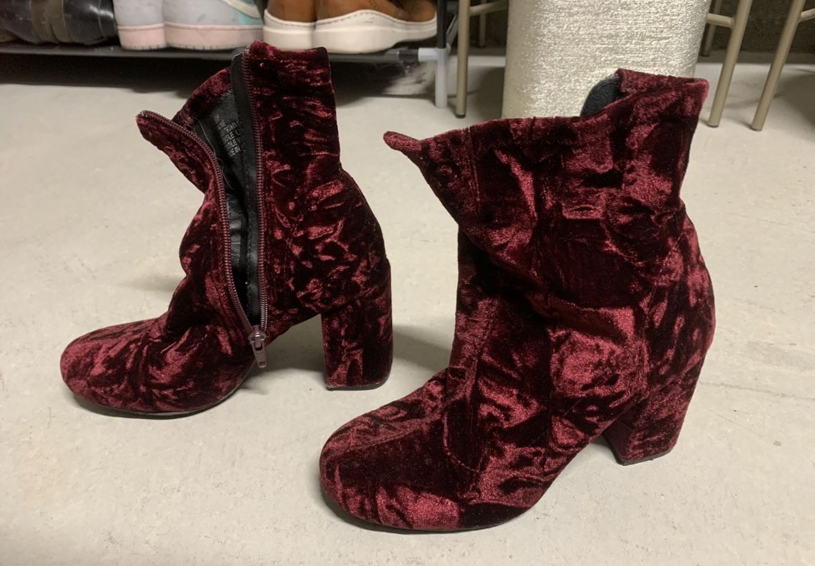 Woman’s High Ankle Boots Size 6