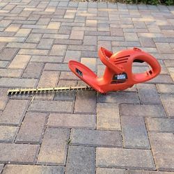BLACK & DECKER HEDGE TRIMMER 