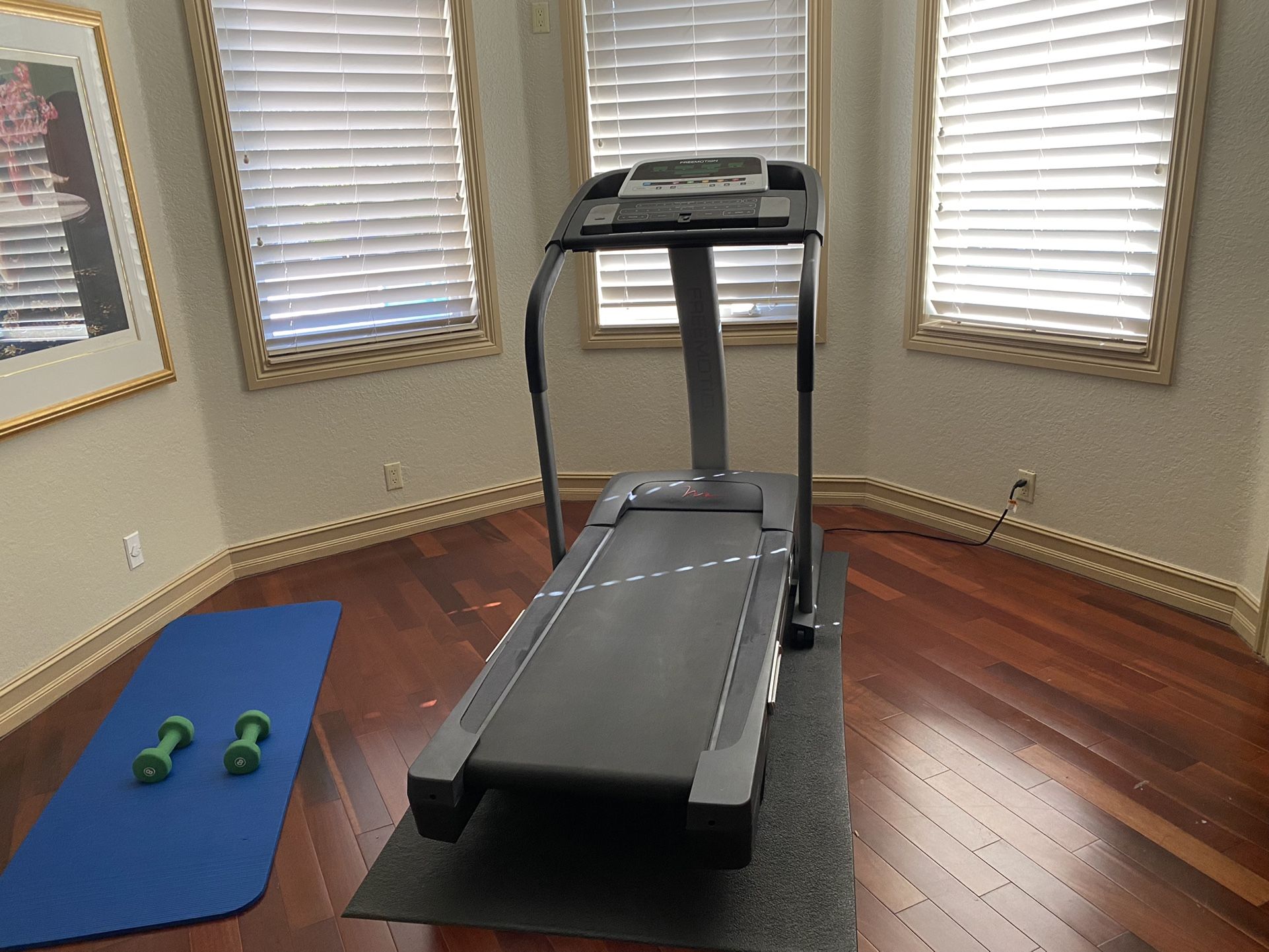 Treadmill – like new! Free motion XTR 90 FOLDABLE!! with flex deck