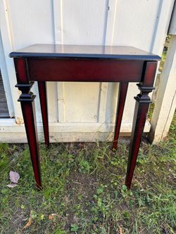 Side table Models of Bombay Company.