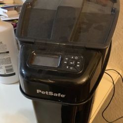 Dog food dispenser