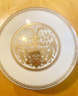 Mikasa Festival of Lights Gold 4 1/4 inch covered bowl. New in box.