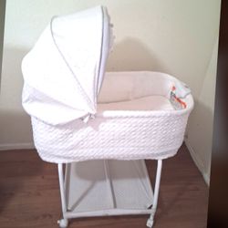 Simmons kids auto glide bassinet  ( No batteries included)  brakes and everything works great