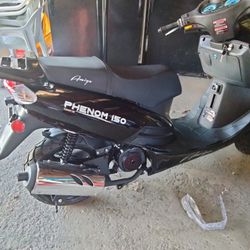 150cc Scooter With Blue Tooth 1,500 Or Best Offer Have Title 