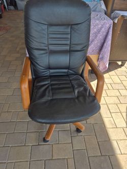 Office Chair in good condition,  please see all the pictures for details