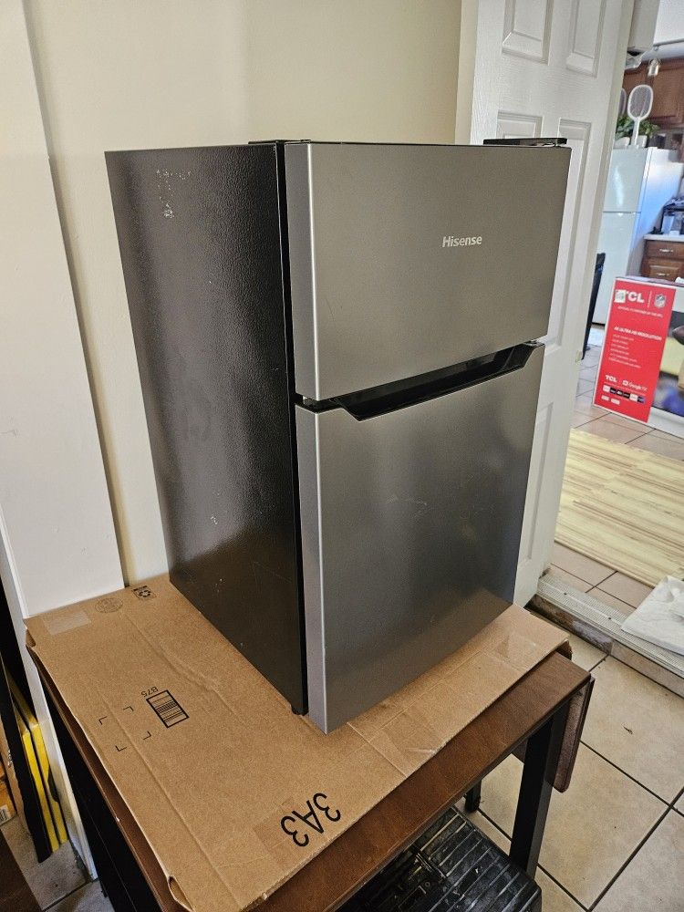 Hisense Mini Refrigerator (3.3 Cu. Ft.)