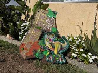 Dinosaur number four pinata número cuatro