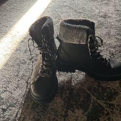 Woman, boots size 8 white never been worn