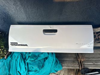Toyota Tacoma tailgate