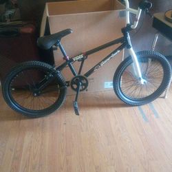Vintage, All original paint, decals/stickers, grips, peddles rims,breaks. 20"Diamond Back Viper BMX