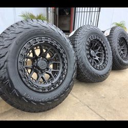 17" LOCK COMMANDO rims w- 32" Nitto Terra Grappler G3 tires 