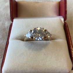 10 K. Ring Whit Circonita Stone