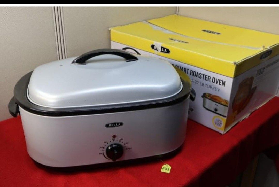 TURKEY IS AROUND THE CORNER. 18 Quart Roster Ovan. Rost upto a 22 Lbs TURKEY. Used only 2 - 3 times. Still in box, Excellent condition. $20